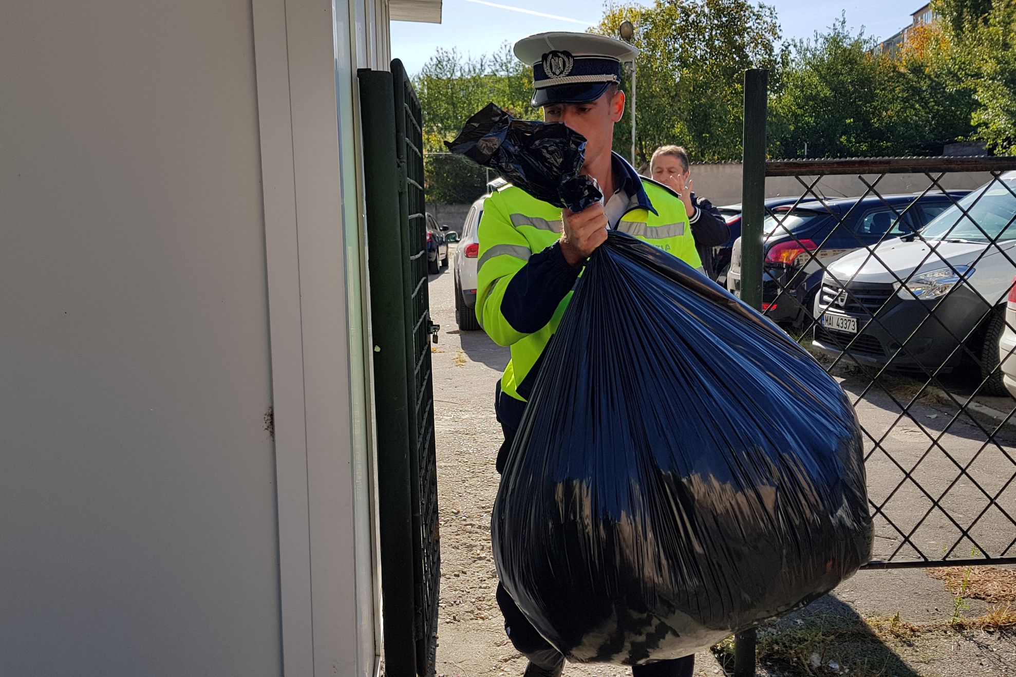 politistii au ridicat mai multi saci cu haine furate de hoata gravida