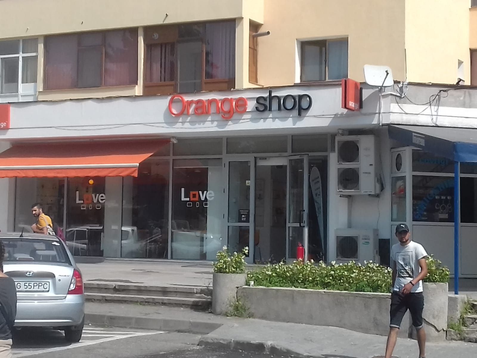 spargatorii de la orange shop campulung au fost saltati de mascati