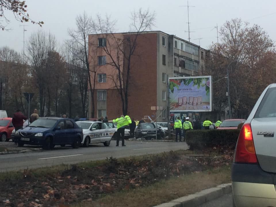 Accident in Pitesti! A ajuns cu Audi intr-un stalp.1