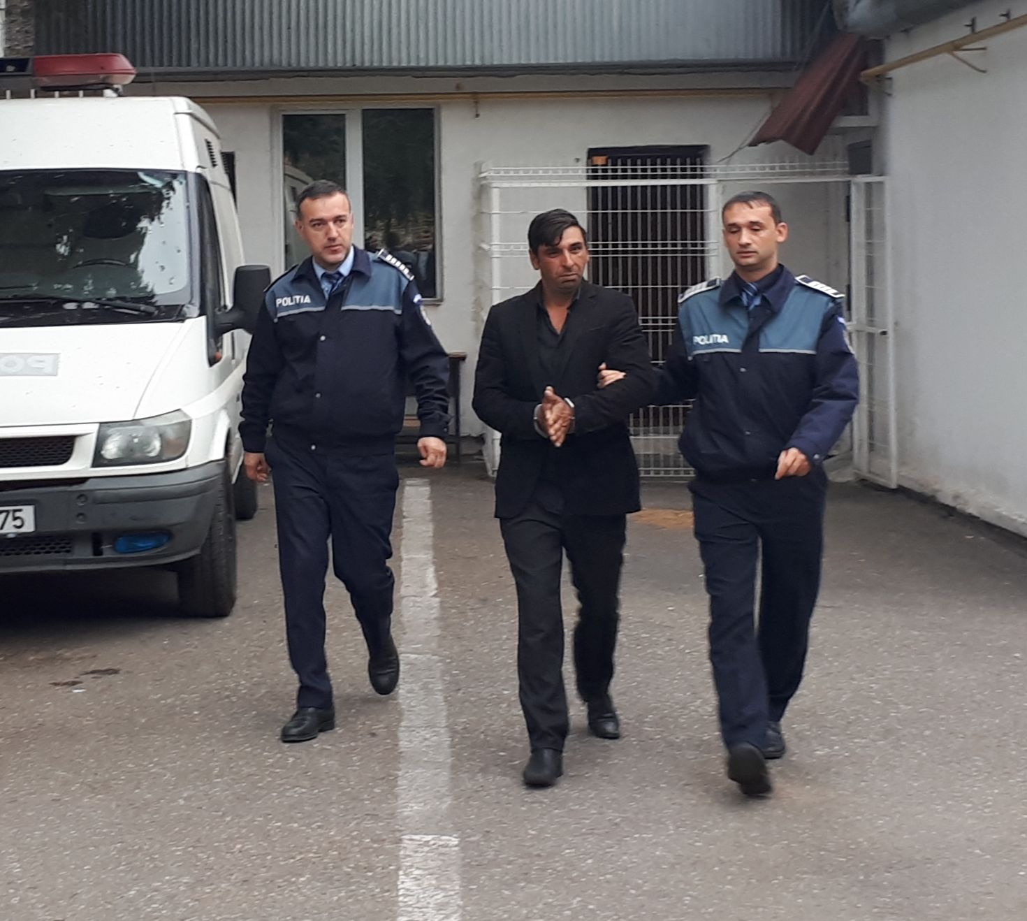 Barbat dezbracat s-a bagat în pat langa victima