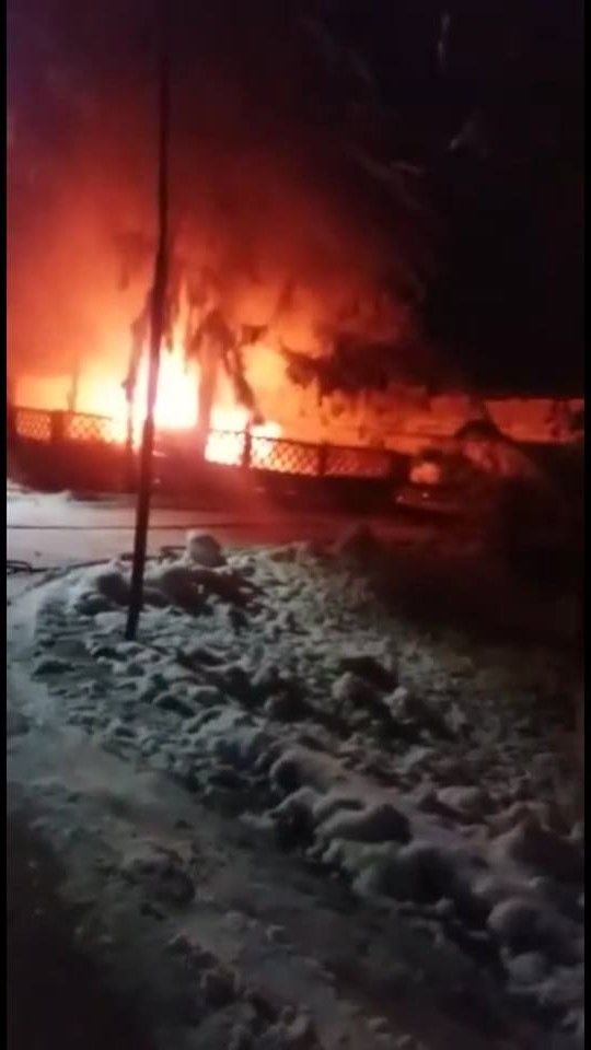 O ambulanta a explodat la Costesti 4