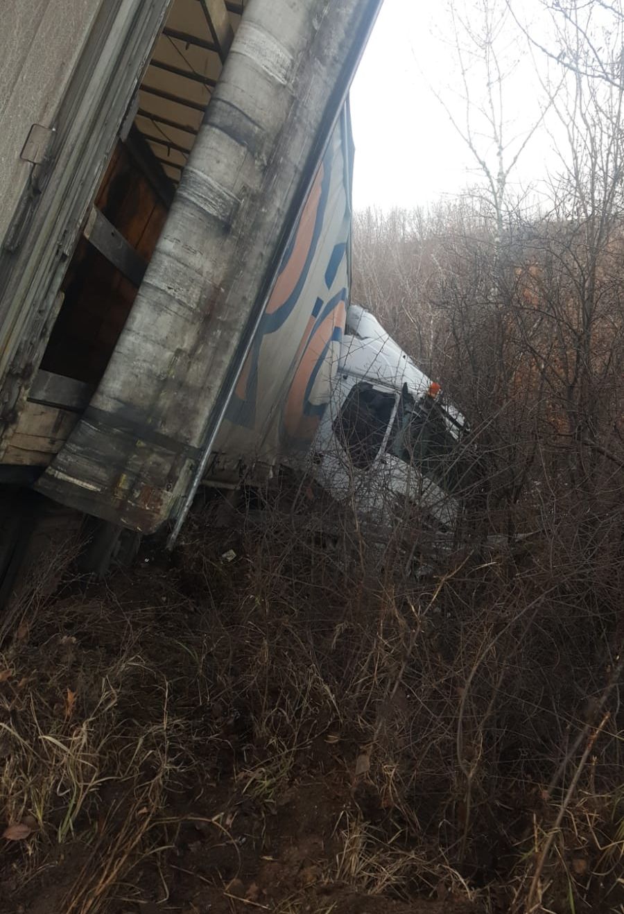 a ajuns cu tirul în șanț