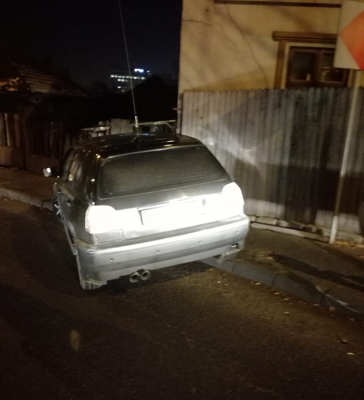 a intrat cu mașina în teava de gaze