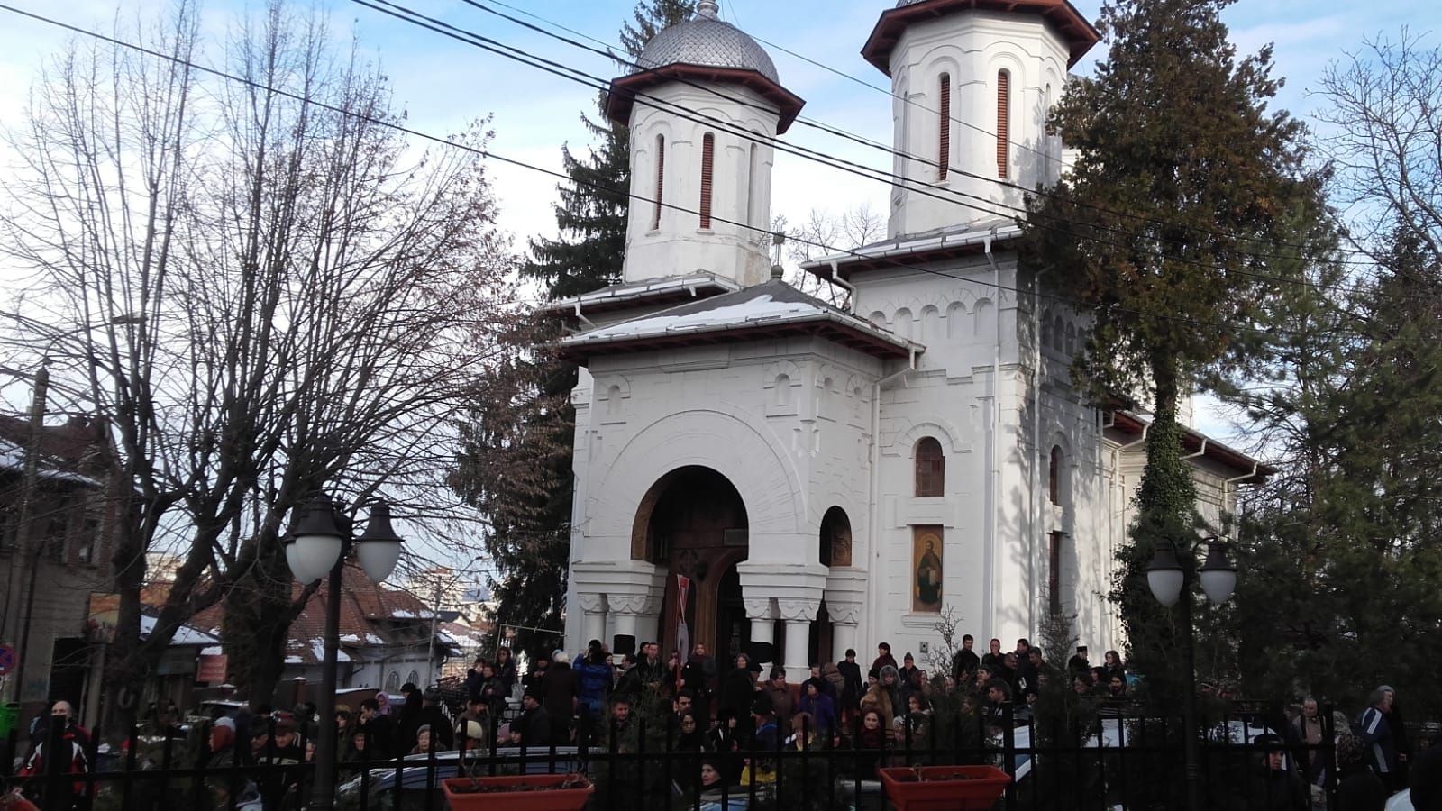 sute de credincioși - slujba de inmormantare