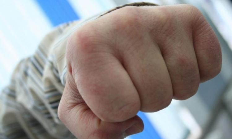 Arest la domiciliu pentru un pumn