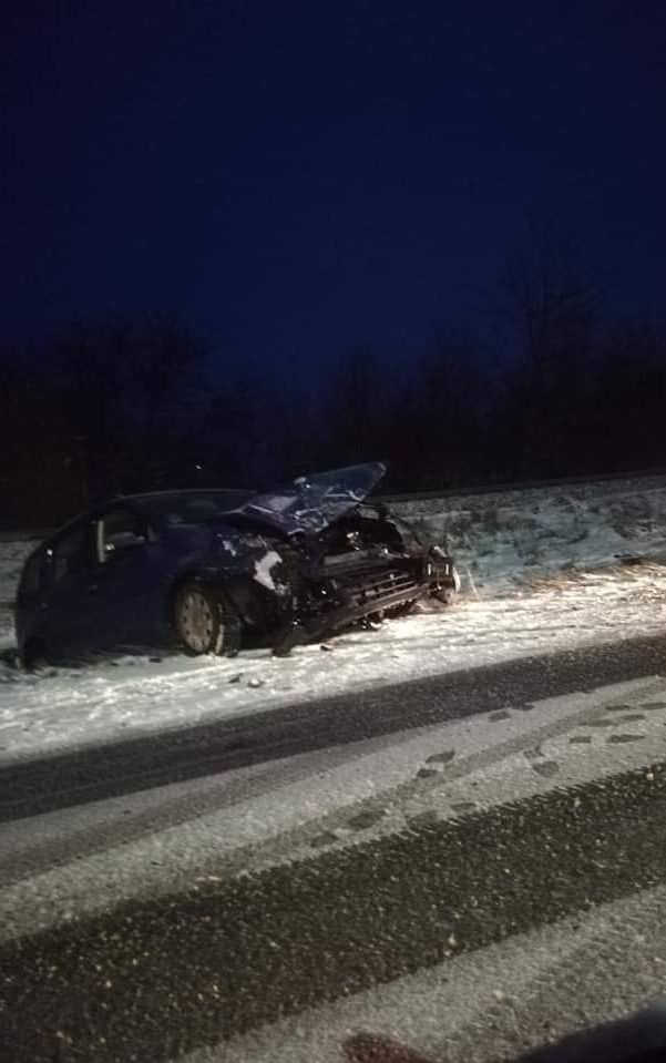 pe contrasens a lovit o altă masina