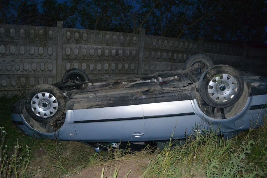 tanara in coma dupa ce masina in care se afla s-a rasturnat