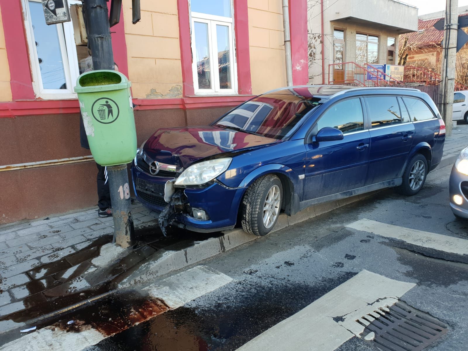 a intrat cu mașina în stâlp