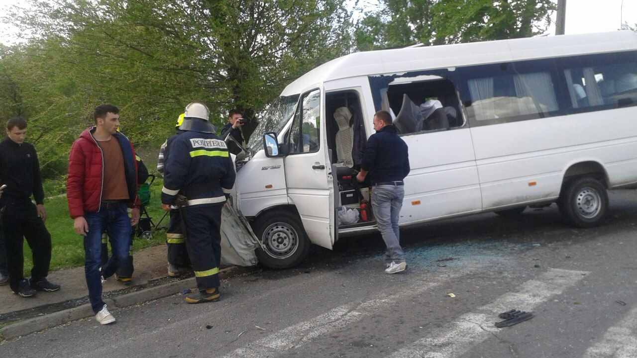 accident-maxi-taxi cu dacia la mioveni