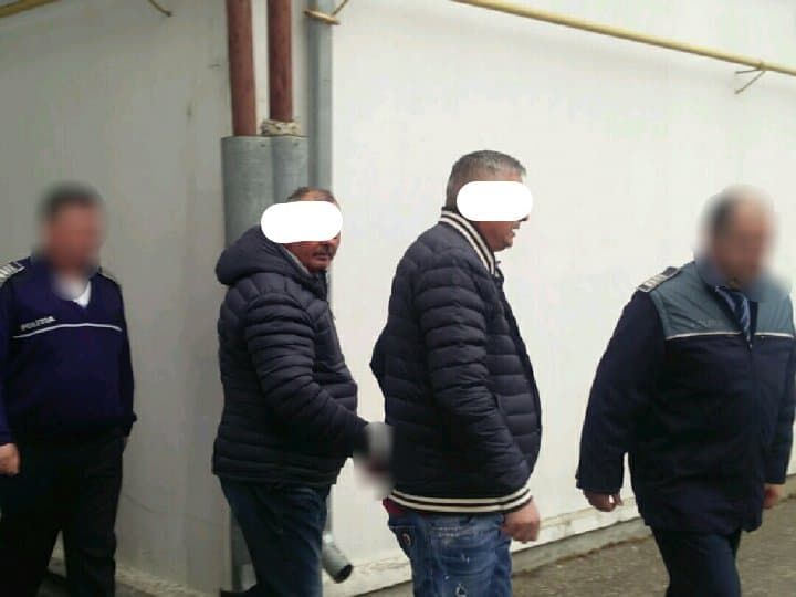 bucureşteni reţinuţi in Argeş pentru contrabandă cu ţigări