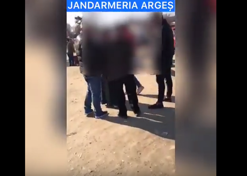 prinși în timp ce jefuiau un bărbat