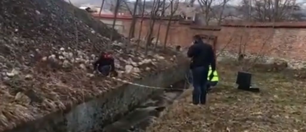 moarta in canalul de langă mănastire