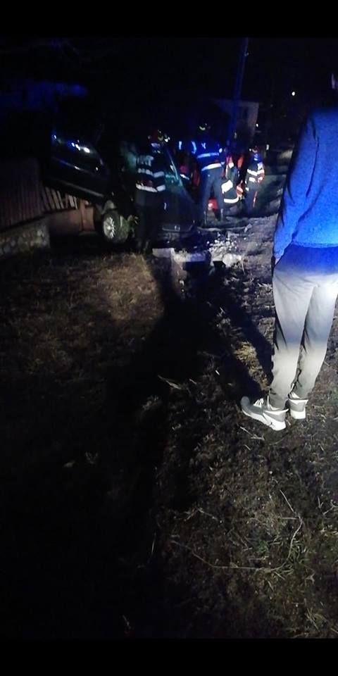 patru tineri răniți grav în accident la Budeasa