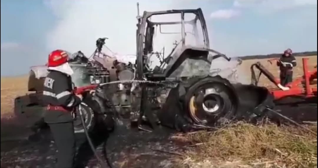 tractor distrus de flăcări