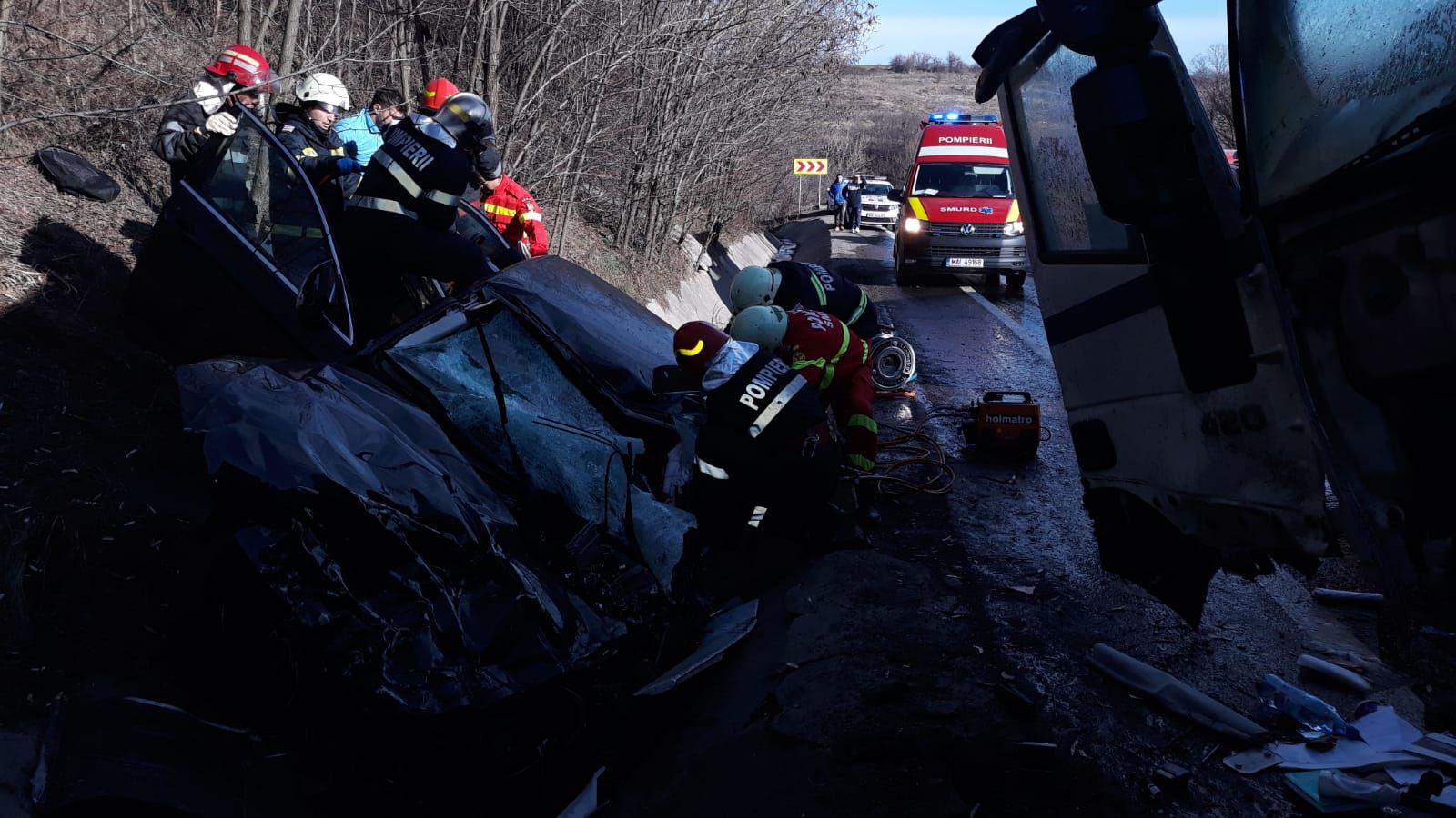 trei persoane incarcerate in accident pe DN 65