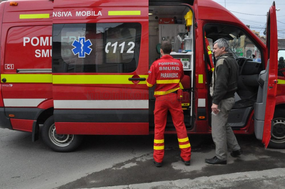 Batran de 84 ani, prins sub masina