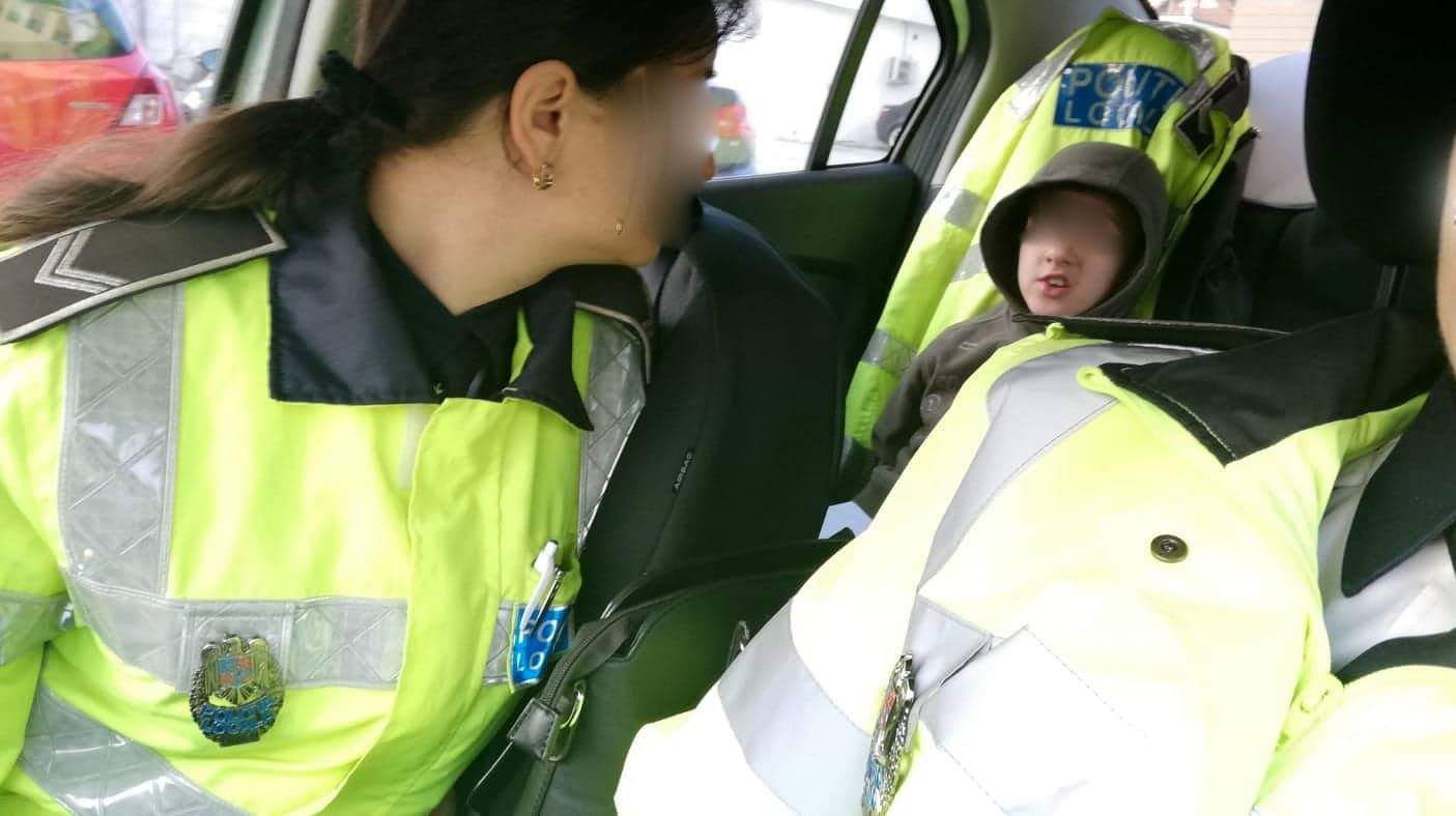copil rătăcit ajutat de Poliția Locală
