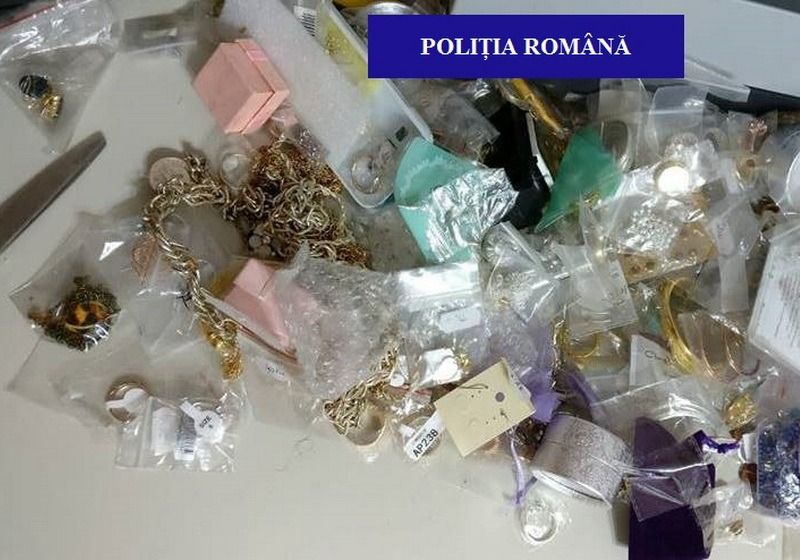 droguri si bijuterii gasite la perchezitii