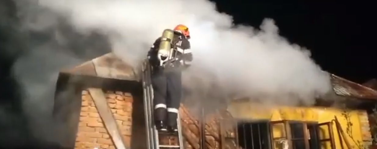 incendiu - o femeie salvată de pompieri