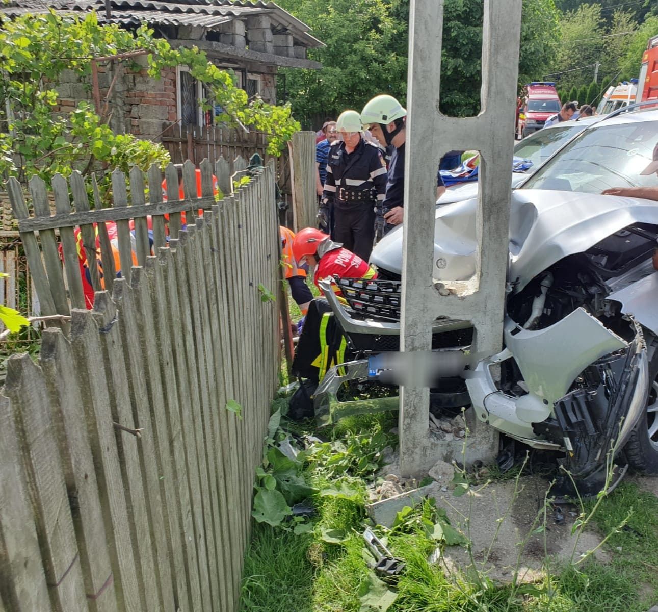 Bătrână strivită pe bancă de o maşină 1