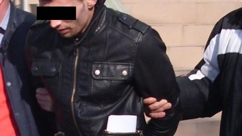 Copila de 13 ani talharita de un tanar de 18 ani