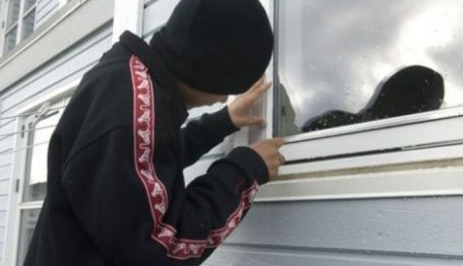 Hot precaut, a acoperit camera de supraveghere cu haina