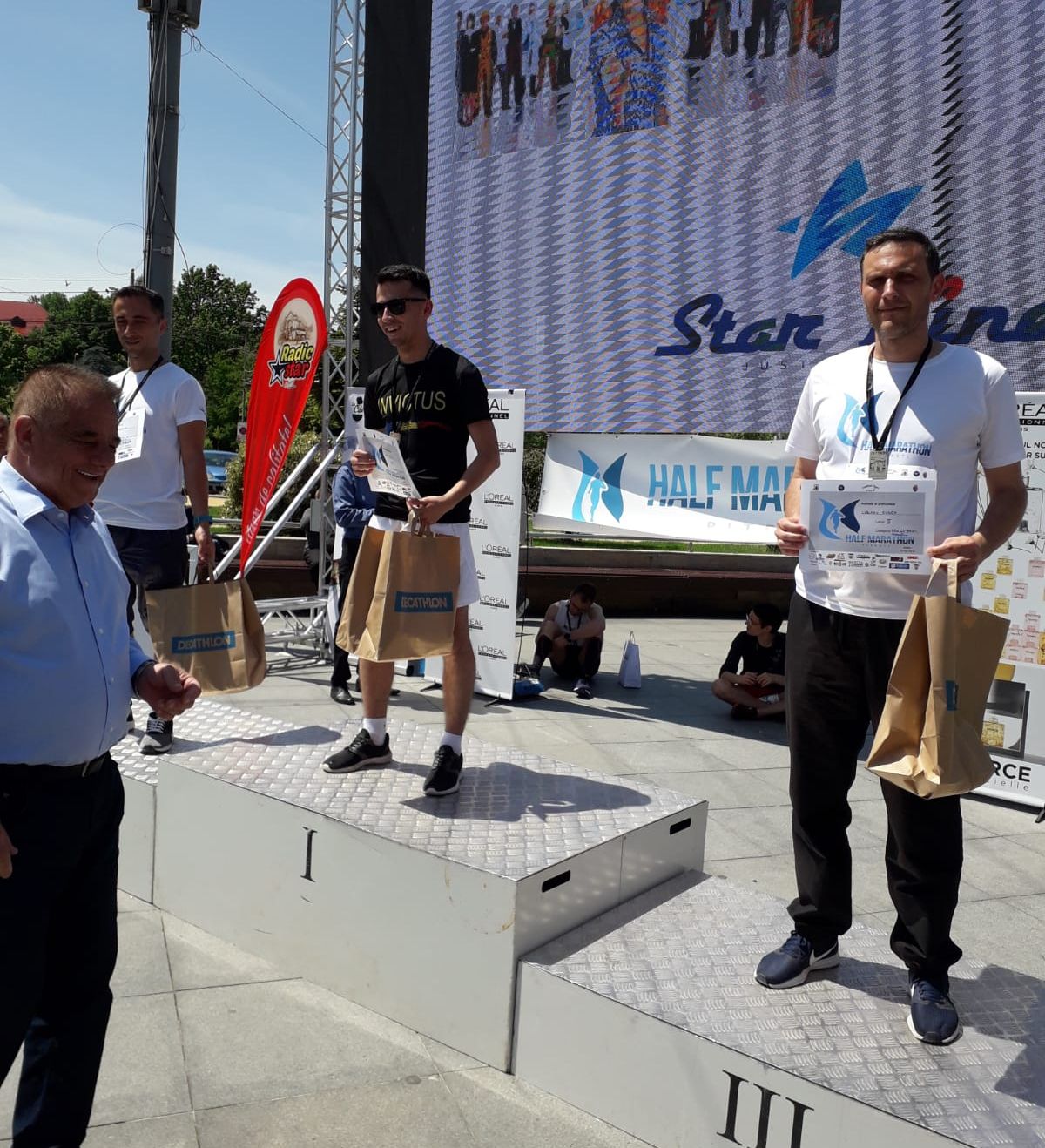 Politist pe podium la cros