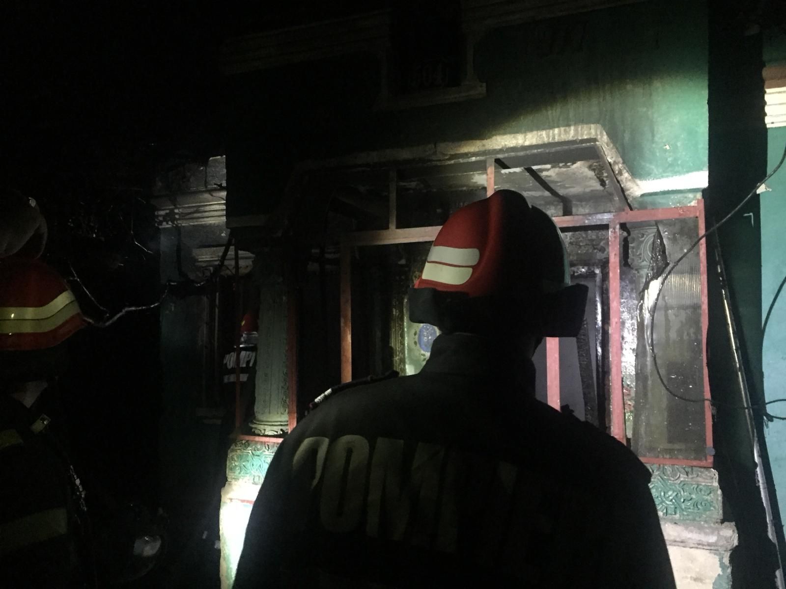 Soti morți în casa distrusă de incendiu în Argeș