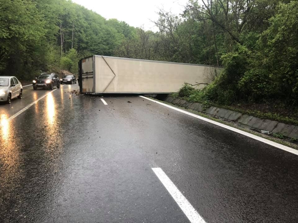 TIR răstrunat pe DN 7 la Drăganu! Blocheză două benzi