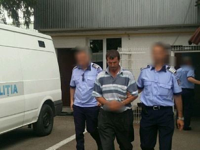 bărbat bătut şi violat