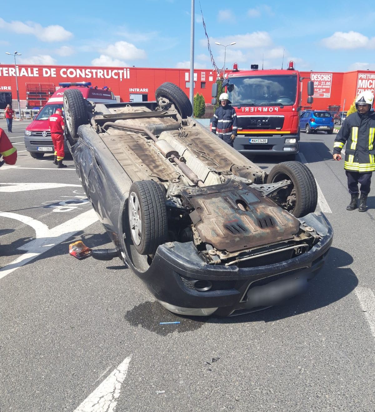 mașină răsturnată la hypermarket