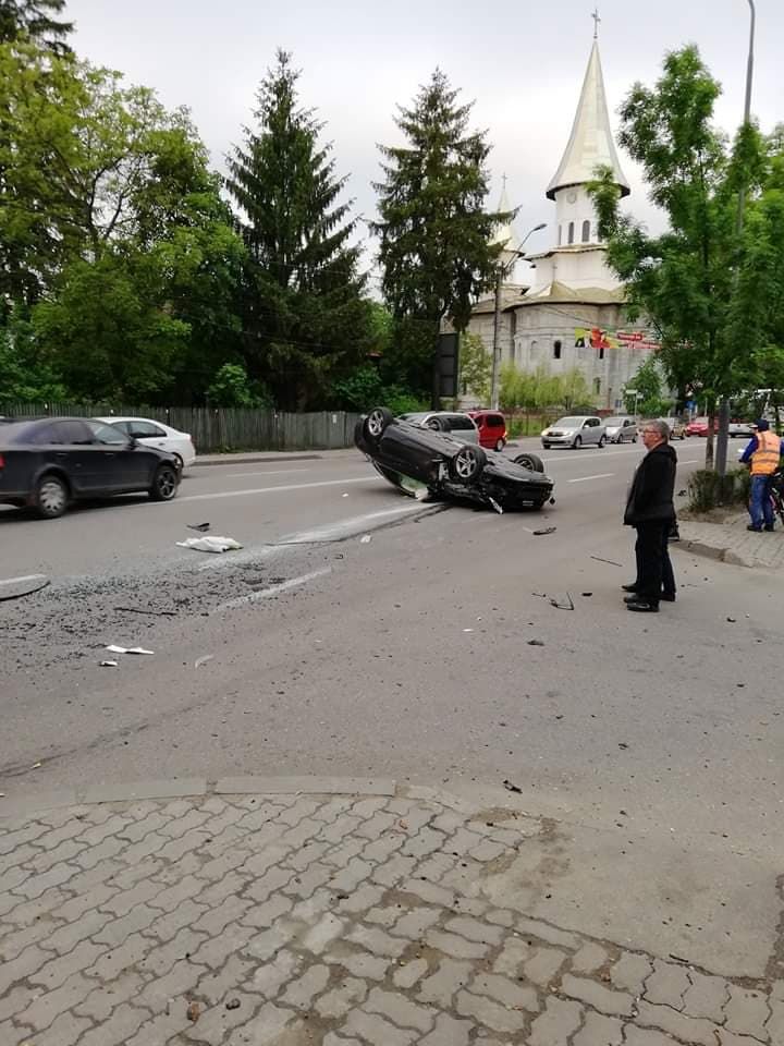 mașina răsturnată la Spitalul Militar 4