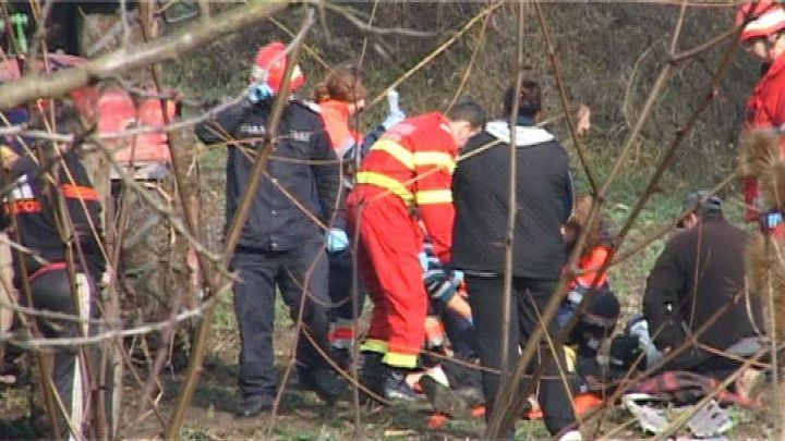 mort lângă un pârâu