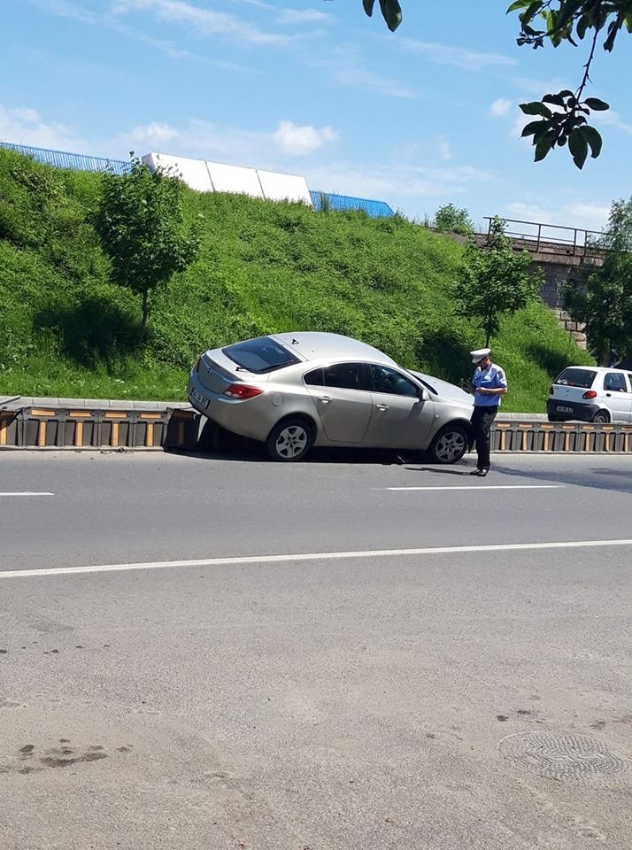 pe un parapet cu mașina