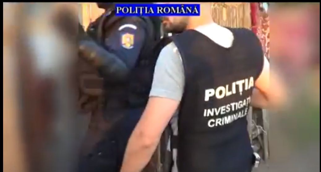 Percheziții la Curtea de Argeș la o grupare de hoți