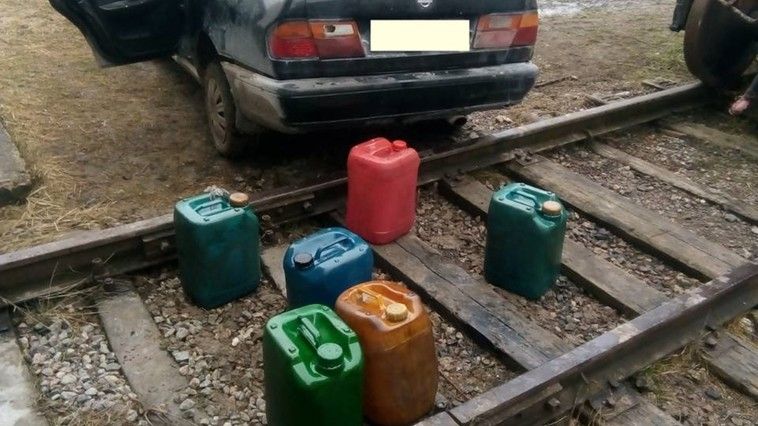 Percheziții la angajați care furau motorină din locomotive