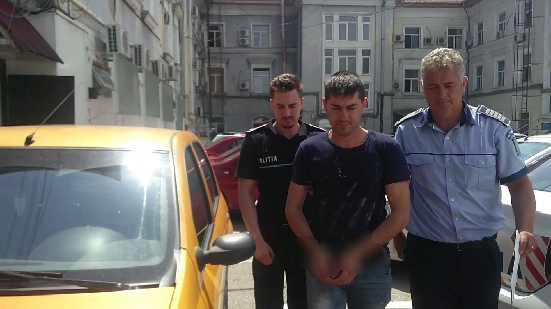 a lovit cu sticla în cap