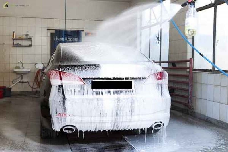 A furat maşina clientului dintr-o spalatorie de la Piteşti