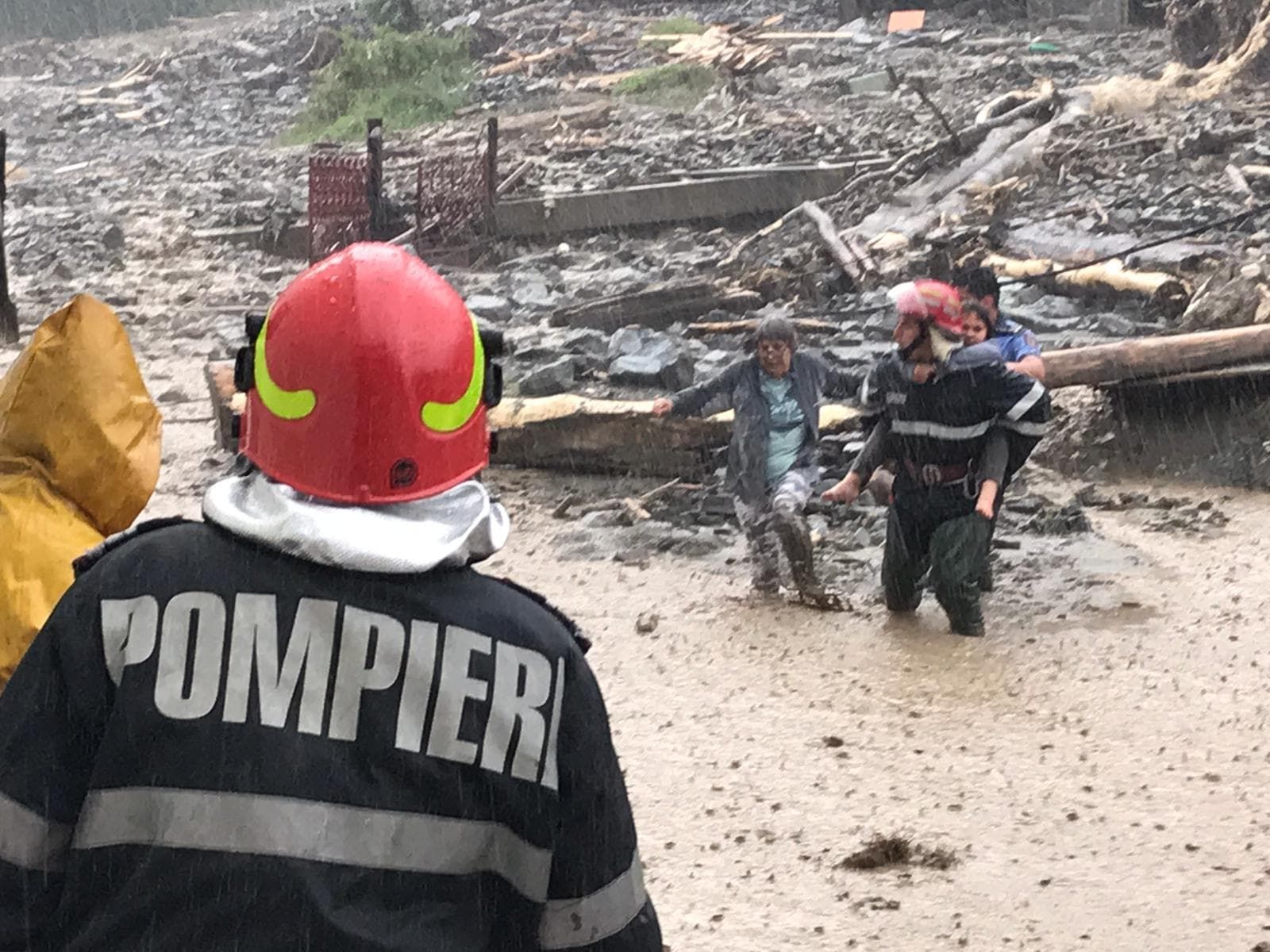 Viitură puternică în Argeş pe DN 73 -