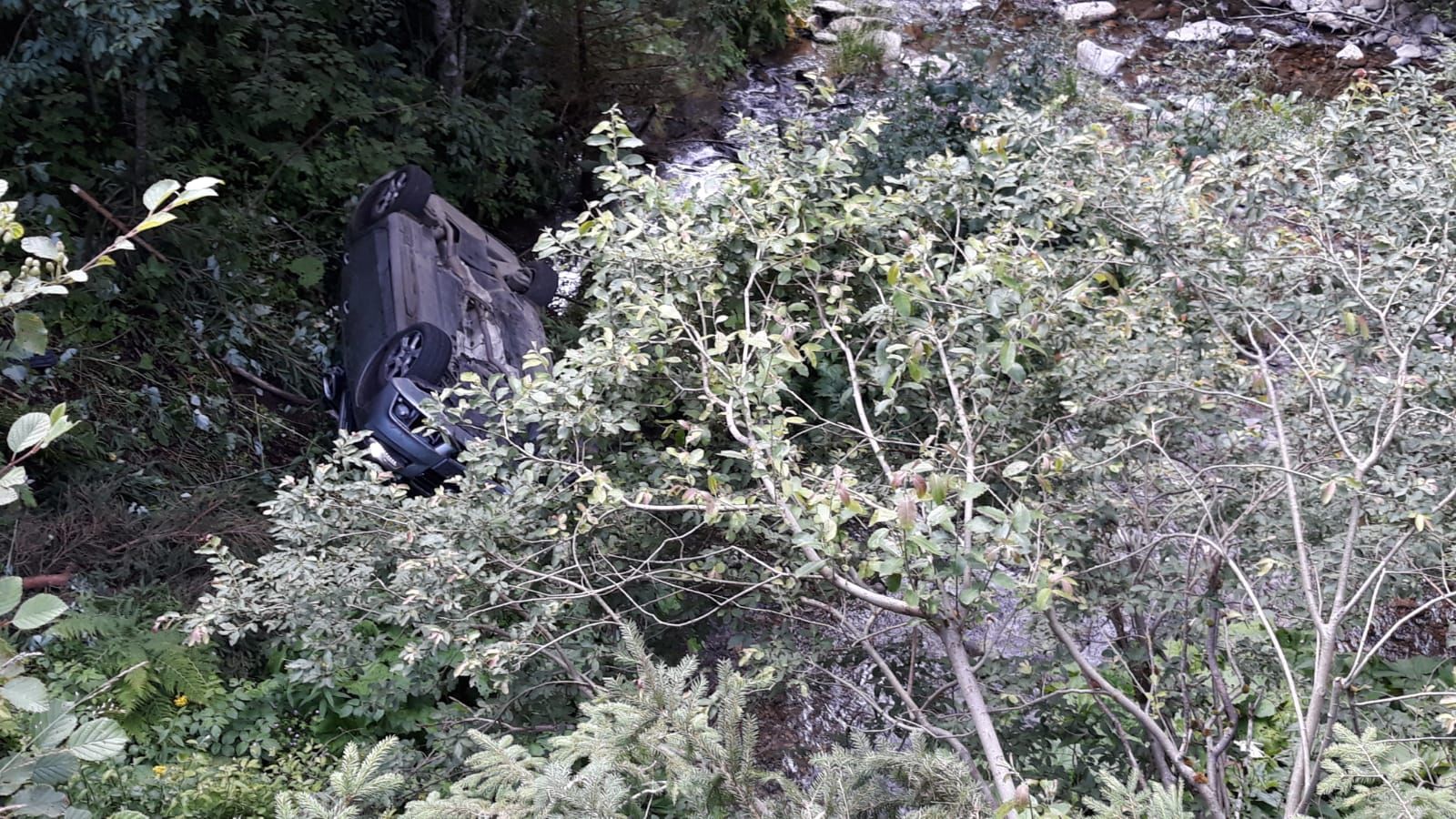 autoturism în râpă