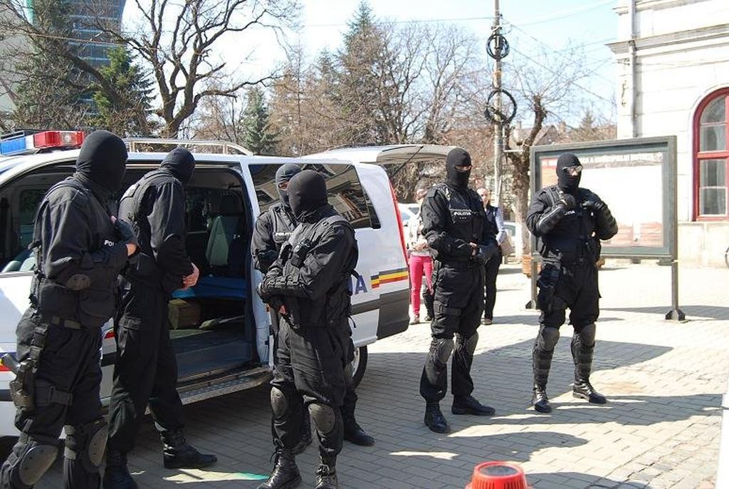 percheziții la o gașcă de minori spărgători de mașini