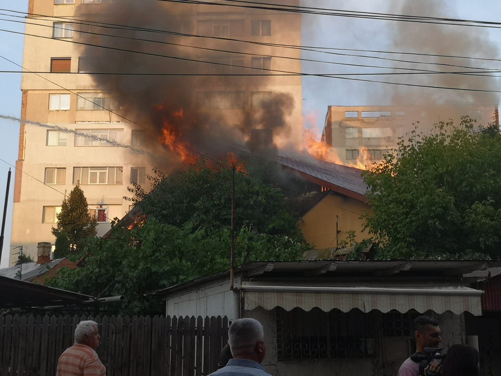 Vila unui afacerist din Pitești distrusă de flăcări (2)