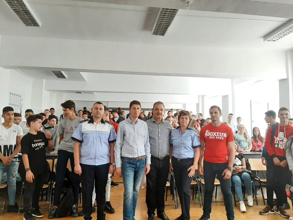 Marius Cocean îi învață pe elevi tehnici de autoapărare