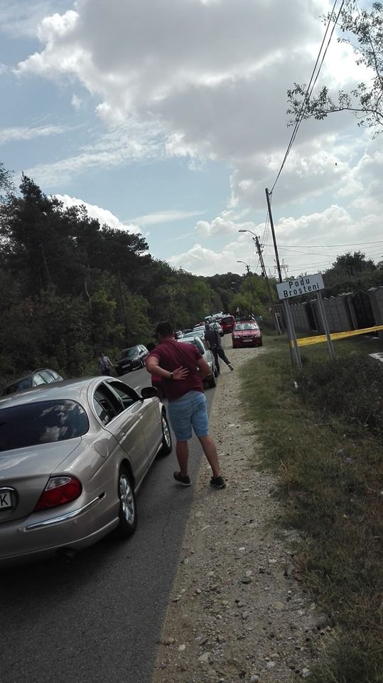 S-a aruncat din maşină dupa ce fusese luat la ocazie