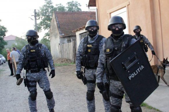 a fugărit un bărbat pe stradă cu sabia