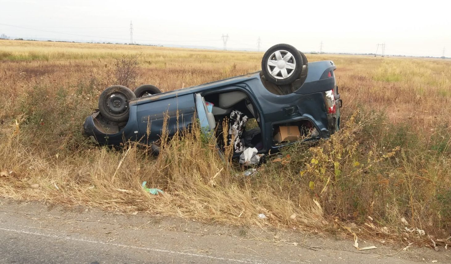 răsturnat pe un câmp