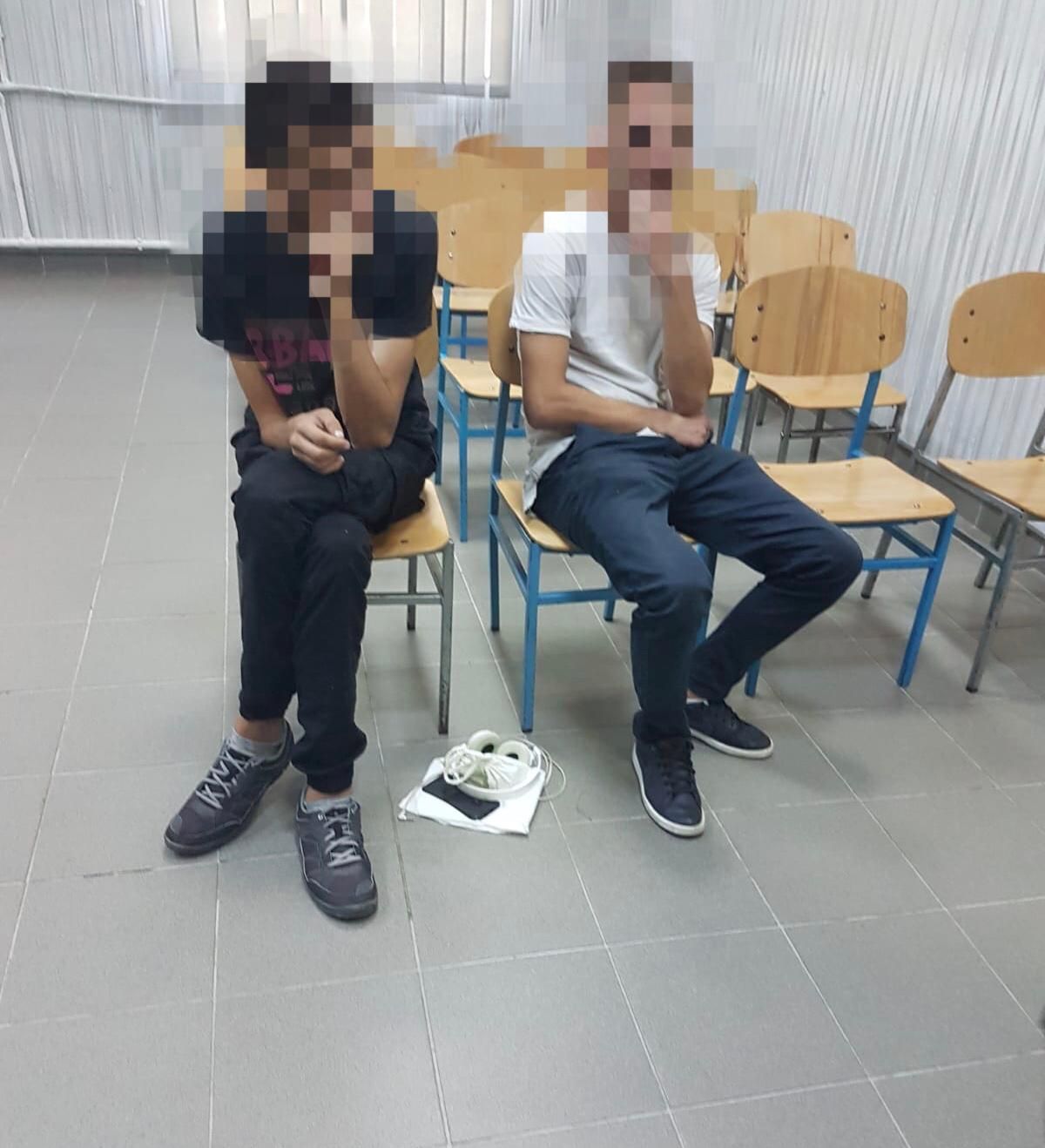 tineri prinşi de jandarmi în timp ce se drogau în apropierea unui liceu (1)