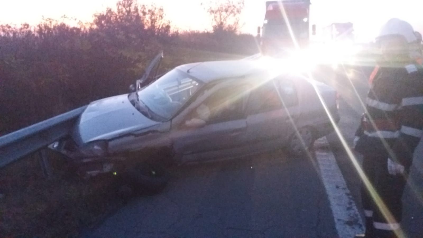 A făcut accident în timp ce se uita la o tamponare