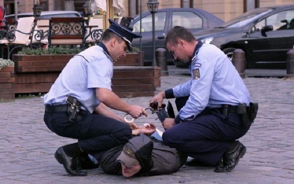 Agresor sexual reţinut după ce a pipăit o fetiţă de 13 ani