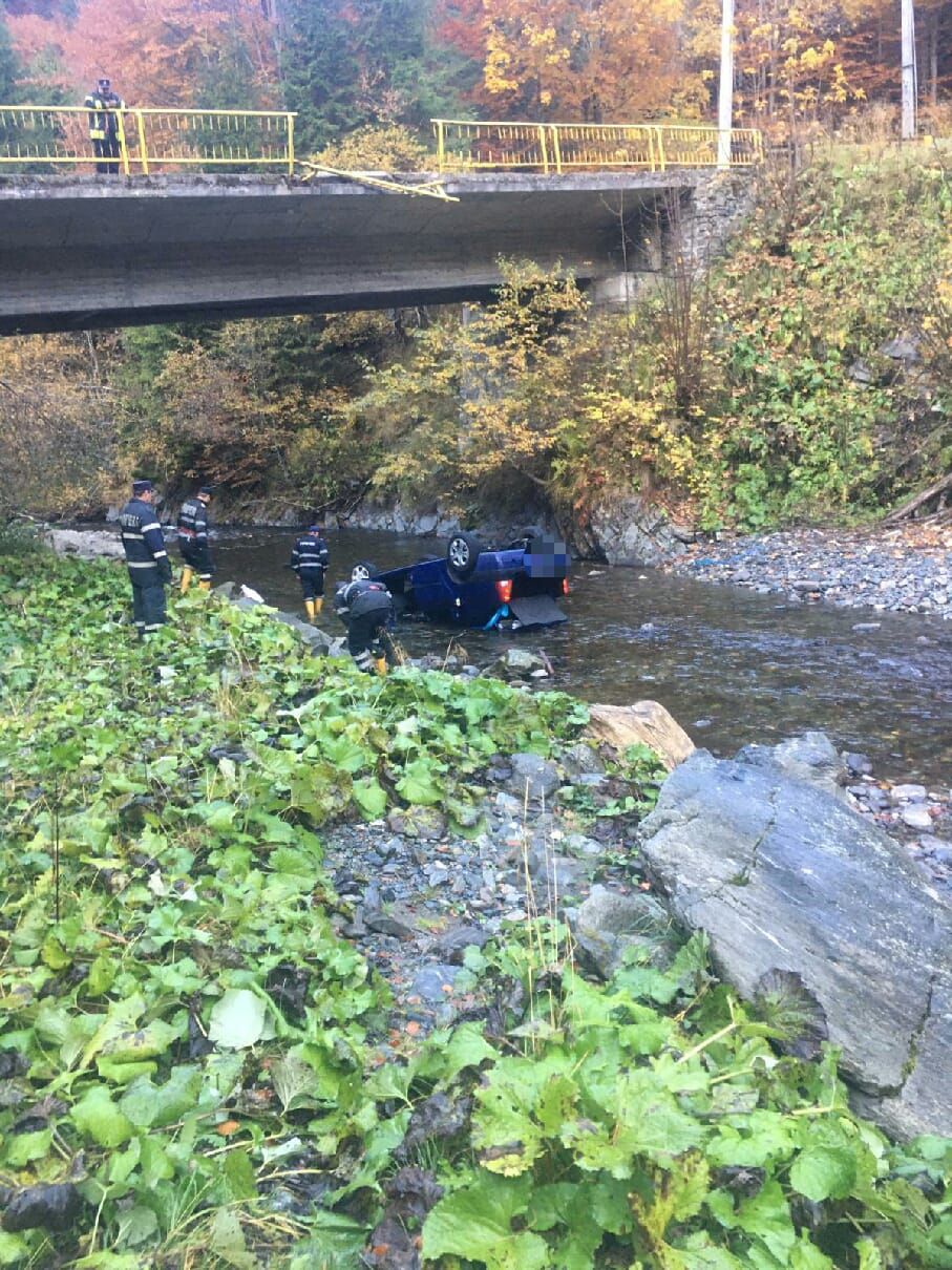 O tânără a căzut cu mașina de un pod pe Transfăgărășan